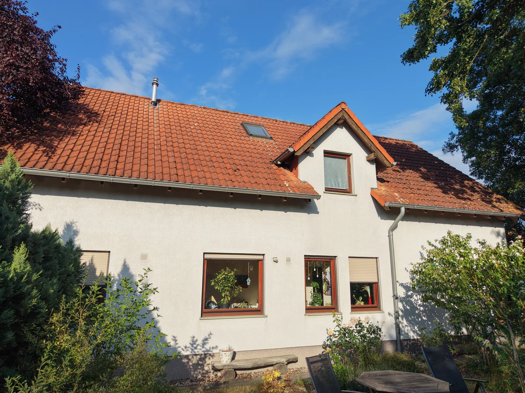 Wohnhaus mit großem Ziegeldach aus der Perspektive einer Foto-Drohne